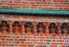Backsteingotik: Terrakottafiguren an der mittelalterlichen Johanniskirche in Tartu