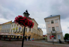 Auch ohne Weitwinkel extrem schräg: Das schiefe Haus von Tartu 
