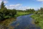 Noch 5 Kilometer bis nach Lettland: Mustjõgi-Fluss bei Mõniste