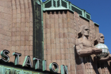 Der Hauptbahnhof Helsinkis gilt als bedeutendstes Projekt des berhmten Architekten Eliel Saarinen. Das beeindruckende Bauwerk ist ein typisches Beispiel fr die sogenannte Finnische Nationalromantik.
