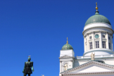 Helsinkis lutherischer Dom wurde 1852 fertiggestellt. Vor der durch ihre erhhte Lage und ihr strahlendes Wei weithin sichtbaren Kirche steht ein Denkmal fr den russischen Zaren Alexander II.  