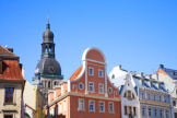 Die einzige wirkliche Metropole des Baltikums ist Riga. In der einstigen Hansestadt mit ihrem pulsierenden Leben finden sich Mittelalter, Klassizismus und Jugendstil eng beieinander.